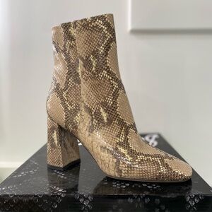 Like new Sam Edelman bootie. Style with a camel coat, and you’re ready to go!